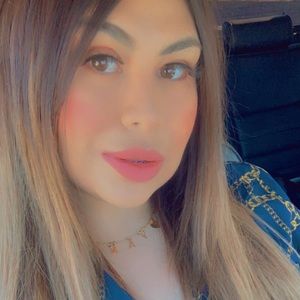 Meet your Posher, Yanet